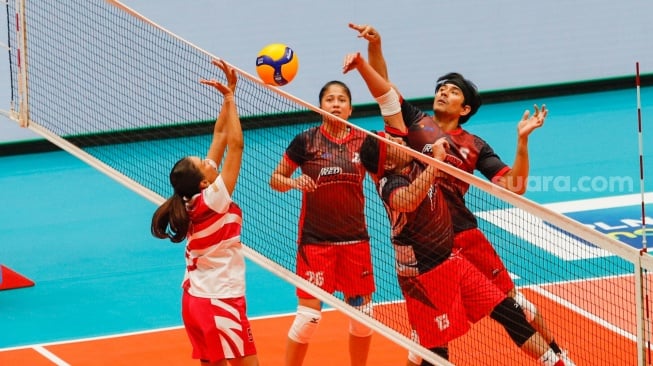Aksi sejumlah selebriti saat tampil dalam laga bola voli Fun Volley Ball Red Phoenix vs Pink Dragon di Indonesian Arena, Jakarta, Sabtu (20/4/2024). [Suara.com/Alfian Winanto]