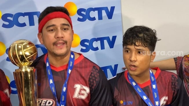 Mario Lawalata dan Jirayut usai mengikuti pertandingan Fun Volley Ball Celebrity Match di kawasan Senayan, Jakarta Pusat, Sabtu (20/4/2024). [Adiyoga Priyambodo/Suara.com]