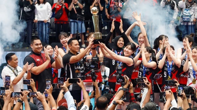 Para pemain Red Sparks mengangkat trofi usai pertandingan Fun Volleyballl 2024 melawan Indonesia All Stars di Indonesia Arena, Jakarta, Sabtu (20/4/2024). [Suara.com/Alfian Winanto]