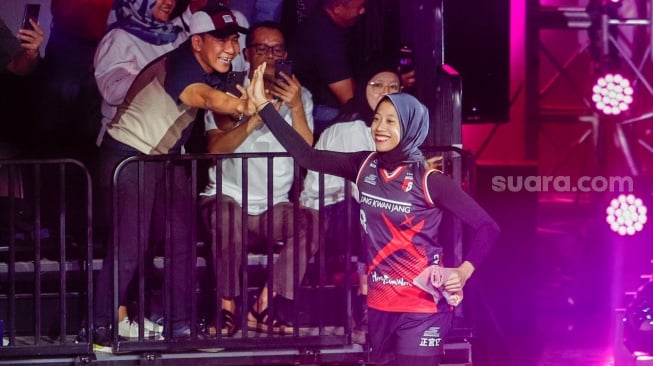 Pemain Voli Red Sparks, Megawati Hangestri Pertiwi saat datang dalam pertandingan Fun Volleyball 2024 di Indonesia Arena, Jakarta, Sabtu (20/4/2024). [Suara.com/Alfian Winanto]