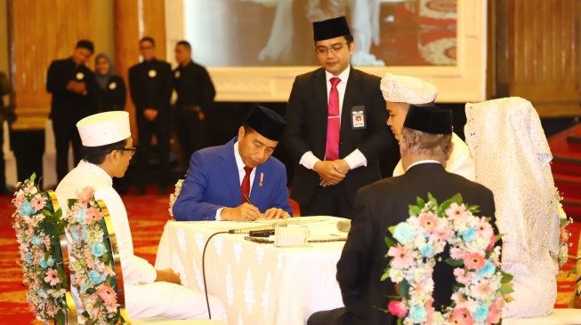 Presiden Joko Widodo menjadi saksi nikah pasangan Akmal Farhansyah Razzak dengan Nur Alaya Yusuf, Jakarta, Sabtu (20/4/2024). (Dok: Kemnaker)