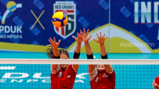 Pemain Voli Indonesia All Stars mencoba menghalau serangan dari pemain Red Sparks dalam pertandingan Fun Volleyballl 2024 di Indonesia Arena, Jakarta, Sabtu (20/4/2024). [Suara.com/Alfian Winanto]