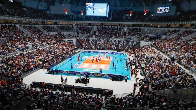 Pemain Voli Indonesia All Stars mencoba menghalau serangan dari pemain Red Sparks dalam pertandingan Fun Volleyballl 2024 di Indonesia Arena, Jakarta, Sabtu (20/4/2024). [Suara.com/Alfian Winanto]