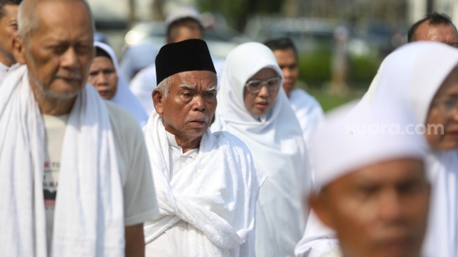 Calon jamaah haji melaksanakan manasik haji di Asrama Haji Pondok Gede, Jakarta, Sabtu (20/4/2024). [Suara.com/Alfian Winanto]