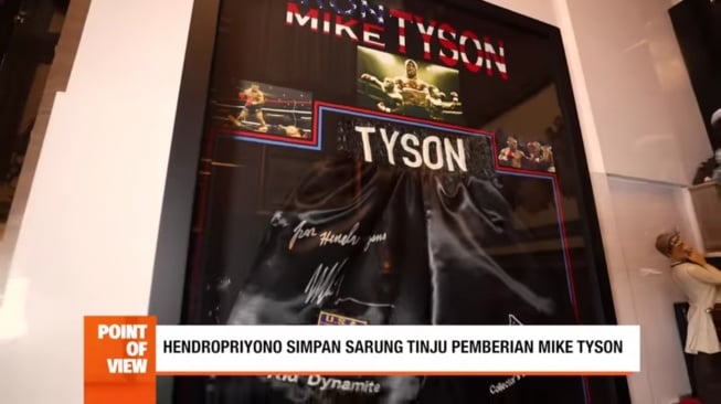 Sarung tinju pemberian Mike Tyson di rumah AM Hendropriyono. (YouTube/SCTV)