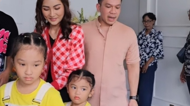 Momen keakraban Jordi Onsu dengan Sarwendah dan 2 keponakan (Instagram/@sarwendah29)