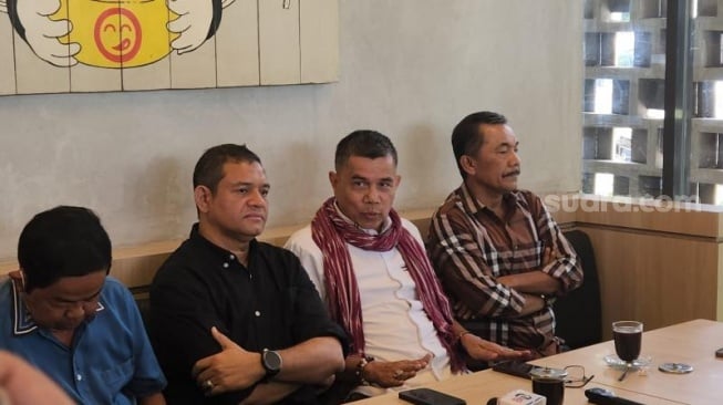 Komandan Tim Echo TKN Prabowo-Gibran, Hinca Panjaitan (kedua dari kanan). (Suara.com/Fakhri)