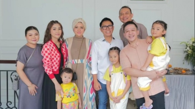 Momen keakraban Jordi Onsu dengan Sarwendah dan 2 keponakan (Instagram/@sarwendah29)