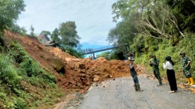 Jalan Poros Tebing Tinggi-Pendopo Lumpuh Total Akibat Longsor, Ini Rute Alternatif!