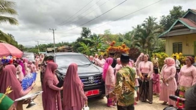 Bupati Kolaka Timur Jadikan Mobil Dinas Untuk Fasilitas Antar Pengantin