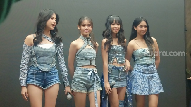 Girl group Arize saat ditemui di Kebayoran, Jakarta Selatan pada Jumat (19/4/2024). [Suara.com/Rena Pangesti]