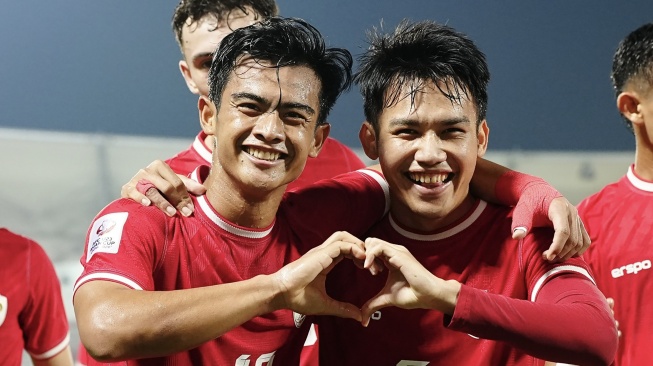 Pesepak bola Timnas Indonesia U-23 Witan Sulaeman (kanan) berselebrasi dengan rekannya Pratama Arhan (kiri) usai mencetak gol ke gawang Timnas Yordania U-23 pada Kualifikasi Grup A Piala Asia U-23 2024 di Stadion Abdullah bin Khalifa, Doha, Minggu (21/4/2024). Indonesia menang 4-1 atas Yordania dan melaju ke perempatfinal Piala Asia U-23. ANTARA FOTO/HO-PSSI/mrh/rwa.