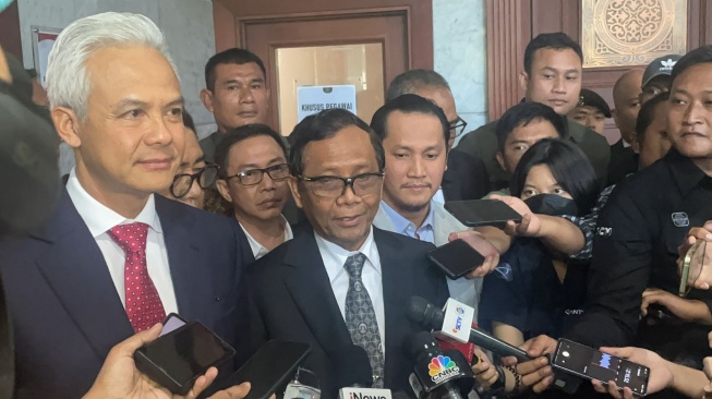 Mahfud MD bersama Ganjar Pranowo memberikan keterangan usai mengikuti Sidang Sengketa Pilpres di MK, Senin (22/4/2024). [Suara.com/Bagaskara]