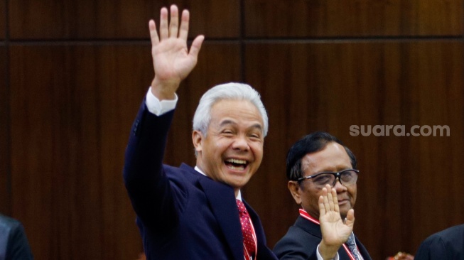 Ganjar Pranowo Potong Rambut di Depan Rumah, Publik: Lagi Buang Sial Ya, Mas?