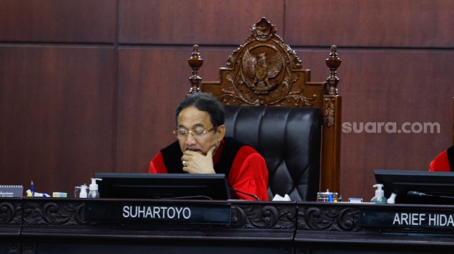 Ketua Hakim Mahkamah Konstitusi, Suhartoyo membacakan hasil putusan saat sidang putusan Perselisihan Hasil Pemilu Umum (PHPU) di Gedung Mahkamah Konstitusi, Jakarta, Senin (22/4/2024). [Suara.com/Alfian Winanto]