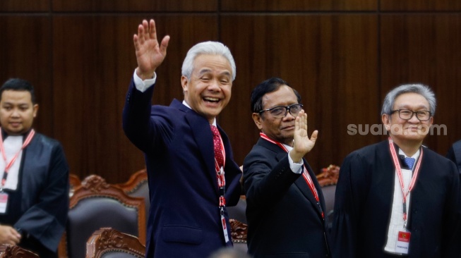 Pasangan Capres-Cawapres nomor urut tiga, Ganjar Pranowo (kiri) dan Mahfud MD (kanan) saat hadir di ruang sidang untuk mengikuti sidang putusan Perselisihan Hasil Pemilu Umum (PHPU) di Gedung Mahkamah Konstitusi, Jakarta, Senin (22/4/2024). [Suara.com/Alfian Winanto]