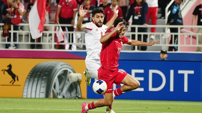 Striker Timnas Indonesia U-23, Rafael Struick berebut bola dengan pemain Yordania U-23 dalam matchday ketiga atau terakhir Grup A Piala Asia U-23 2024 di Stadion Abdullah bin Khalifa, Doha, Minggu (21/4/2024) malam WIB. [PSSI]