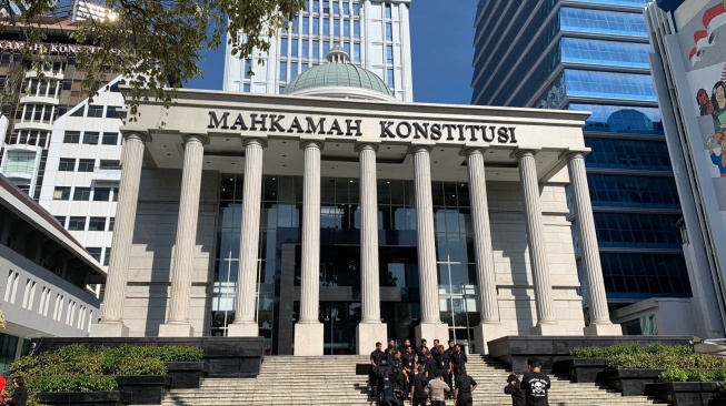 Suasana di MK jelang sidang putusan sengketa pilpres 2024, Senin (22/4). (Suara.com/Trivena)