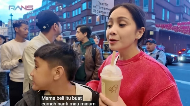 Nagita Slavina kulineran di London, cara makannya dikritik Rafathar (Youtube Rans Entertainment)