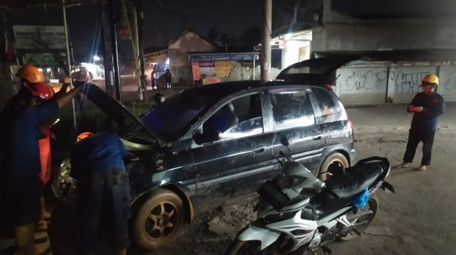 Pengendara Mobil di Bogor Tercebur ke Lumpur Gegara Ikuti Google Maps di Malam Hari