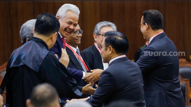 Pasangan Capres-Cawapres nomor urut satu, Anies Baswedan dan Muhaimin Iskandar (kanan) bersamalaman dengan Pasangan Capres-Cawapres nomor urut tiga, Ganjar Pranowo dan Mahfud MD (kiri) usai mengikuti sidang putusan Perselisihan Hasil Pemilu Umum (PHPU) di Gedung Mahkamah Konstitusi, Jakarta, Senin (22/4/2024). [Suara.com/Alfian Winanto]