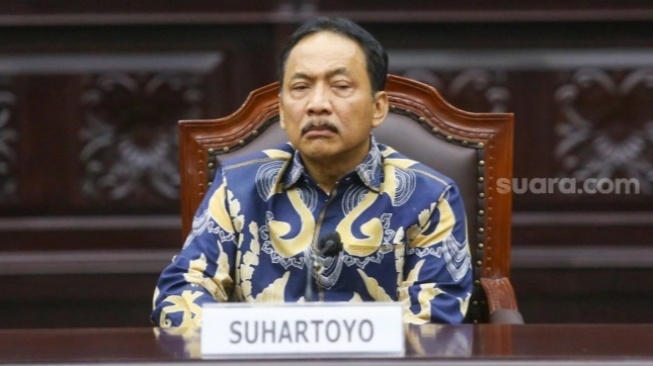 Ketua Mahkamah Konstitusi (MK) Suhartoyo memberikan konferensi pers di Gedung MK, Jakarta, Kamis (9/11/2023). [Suara.com/Alfian Winanto]