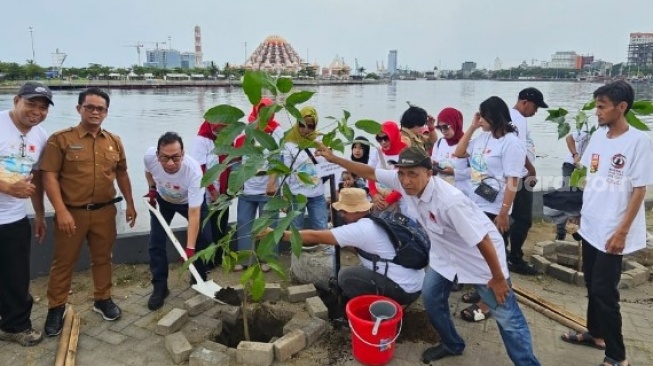 Peringati Hari Bumi, Projo Sulsel Tanam Pohon di Center Point of Indonesia