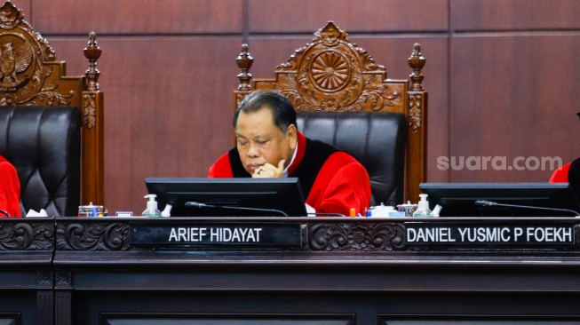 Hakim Mahkamah Konstitusi, Arief Hidayat membacakan Dissenting Opinion saat sidang putusan Perselisihan Hasil Pemilu Umum (PHPU) di Gedung Mahkamah Konstitusi, Jakarta, Senin (22/4/2024). [Suara.com/Alfian Winanto]