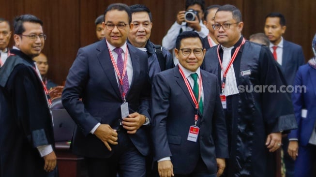 Pasangan Capres-Cawapres nomor urut satu, Anies Baswedan (kiri) dan Muhaimin Iskandar (kanan) saat hadir untuk mengikuti sidang putusan Perselisihan Hasil Pemilu Umum (PHPU) di Gedung Mahkamah Konstitusi, Jakarta, Senin (22/4/2024). [Suara.com/Alfian Winanto]