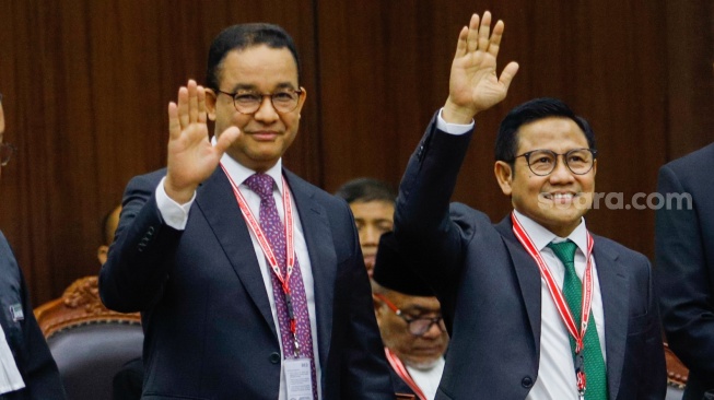 Pasangan Capres-Cawapres nomor urut satu, Anies Baswedan (kiri) dan Muhaimin Iskandar (kanan) saat hadir untuk mengikuti sidang putusan Perselisihan Hasil Pemilu Umum (PHPU) di Gedung Mahkamah Konstitusi, Jakarta, Senin (22/4/2024). [Suara.com/Alfian Winanto]
