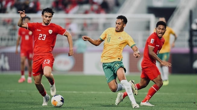 Nathan Tjoe-A-On (kiri) Saat Melakoni Laga Timnas Indonesia U-23 vs. Australia U-23. (instagram.com/nathantjoeaon)