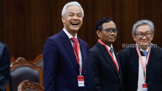 Pasangan Capres-Cawapres nomor urut tiga, Ganjar Pranowo (kiri) dan Mahfud MD (kanan) saat hadir di ruang sidang untuk mengikuti sidang putusan Perselisihan Hasil Pemilu Umum (PHPU) di Gedung Mahkamah Konstitusi, Jakarta, Senin (22/4/2024). [Suara.com/Alfian Winanto]