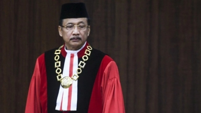 Ketua Mahkamah Konstitusi (MK) Suhartoyo berjalan usai membacakan sumpah jabatan di Gedung MK, Jakarta, Senin (13/11/2023) [ANTARA FOTO/Hafidz Mubarak A]