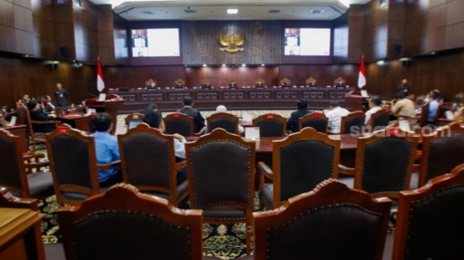 Suasana jalannya sidang putusan uji formil putusan nomor 90 di Mahkamah Konstitusi, Jakarta, Selasa (16/1/2024). [Suara.com/Alfian Winanto]