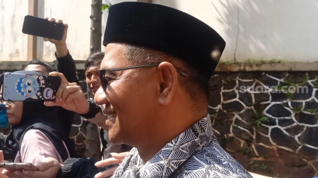 Rustam Efendi, ayah Teuku Ryan saat menjadi saksi sidang cerai anaknya dengan Ria Ricis di Pengadilan Agama Jakarta Selatan pada Senin (22/4/2024). [Suara.com/Rena Pangesti]