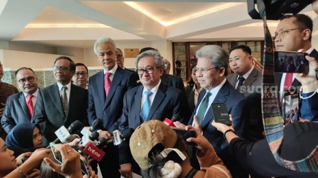 Capers nomor urut 3, Ganjar Pranowo dan cawapres nomor urut 3, Mahfud MD bersama tim hukum 03 sebelum menghadiri sidang putusan sengketa PIlpres 2024 di Gedung MK, Jakarta Pusat, Senin (22/4/2024). (Suara.com/Yasir)