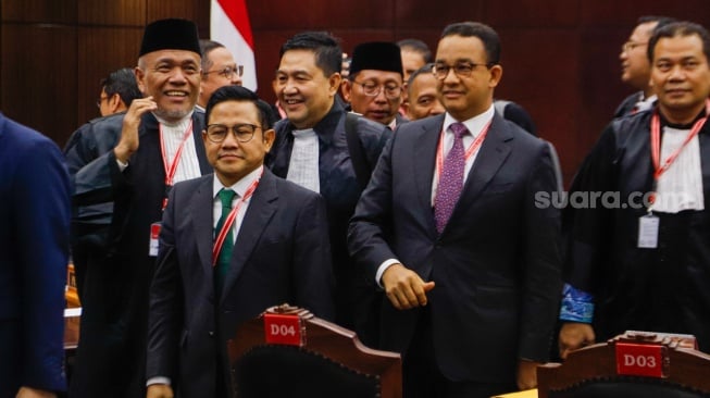 Pasangan Capres-Cawapres nomor urut satu, Anies Baswedan (kanan) dan Muhaimin Iskandar (kiri) saat mengikuti sidang putusan Perselisihan Hasil Pemilu Umum (PHPU) di Gedung Mahkamah Konstitusi, Jakarta, Senin (22/4/2024). [Suara.com/Alfian Winanto]