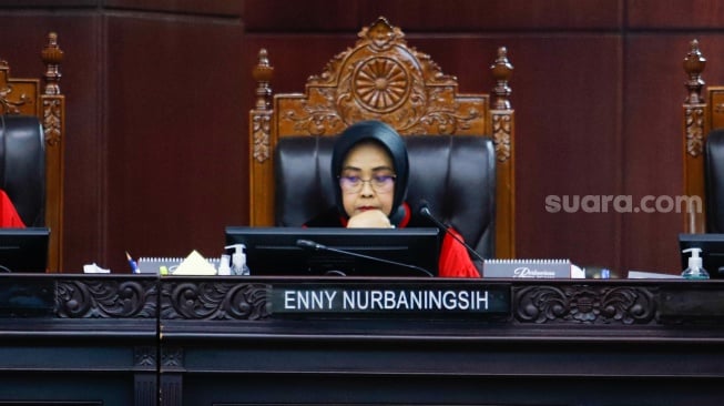 Hakim Mahkamah Konstitusi, Enny Nurbaningsih membacakan Dissenting Opinion saat sidang putusan Perselisihan Hasil Pemilu Umum (PHPU) di Gedung Mahkamah Konstitusi, Jakarta, Senin (22/4/2024). [Suara.com/Alfian Winanto]