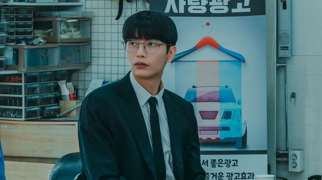 5 Potret Lee Min Ki di Drama Crash, Perankan Detektif yang Cerdas dan Menawan