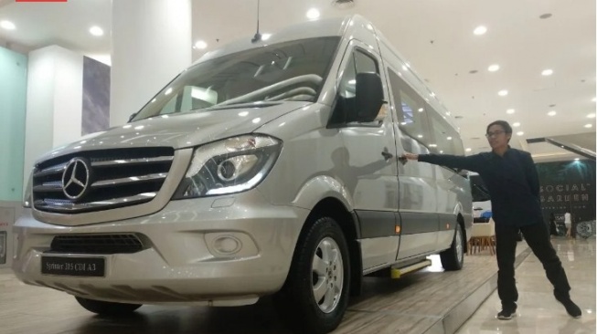 Ilustrasi Mobil Mewah Mercedes-Benz Sprinter 315 yang Mampu Angkut 14 Penumpang. (Foto: Suara.com)