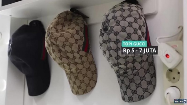 Koleksi topi Habib Usman bin Yahya. (YouTube/Trans7 Official)