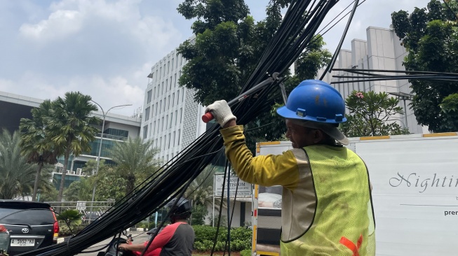 Semrawut, Kabel Internet di Depan Kantor Wali Kota Tangsel Diputus Paksa