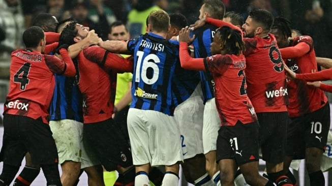 Laga Milan vs Inter berujung panas, wasit mengeluarkan tiga kartu merah, dua untuk Milan dan satu untuk Inter. (Foto: AFP)