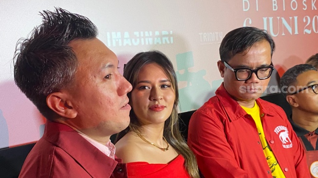 Dipa Andika, Raisa, dan Soleh Solihun di acara konferensi pers rilis trailer film dokumenter Harta, Tahta, Raisa di kawasan Senayan, Jakarta Pusat, Selasa (24/4/2024) [Suara.com/Tiara Rosana].