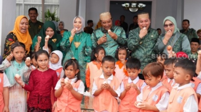 10 Ribu Anak dan Ibu Hamil di Sulawesi Selatan Makan Telur Serentak