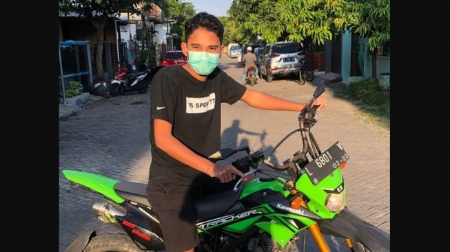 Marselino Ferdinan saat pamer tunggangan di atas Kawasaki D-Tracker (Instagram/marselinoferdinan_ofc)