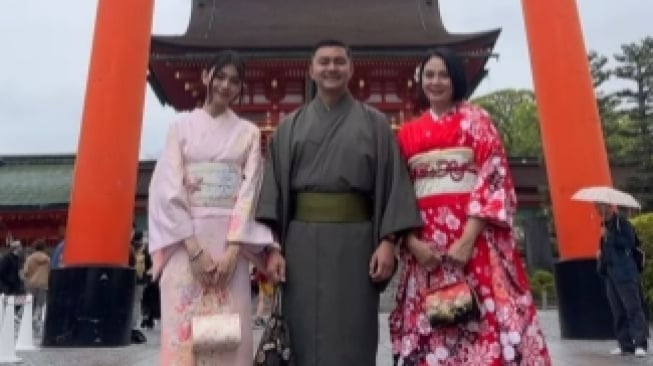 Potret Anjasmara dan Dian Nitami Liburan ke Jepang. (Instagram/anjasmara)