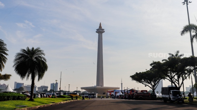 Suasana di Monumen Nasional (Monas), Jakarta, Selasa (23/4/2024). [Suara.com/Alfian Winanto]