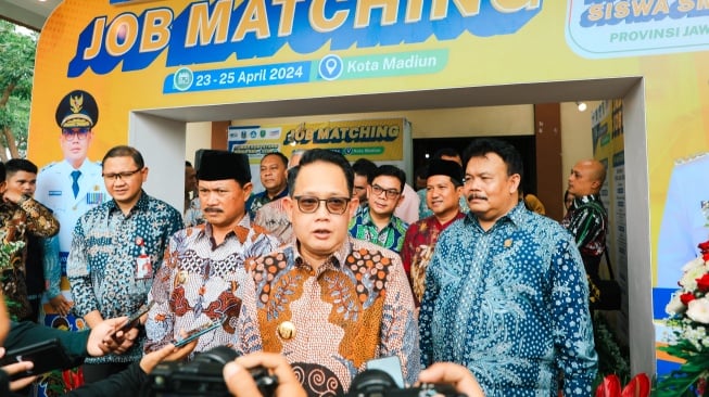 Pj. Gubernur Jawa Timur Adhy Karyono saat diwawancarai wartawan. (Dok: Pemprov Jatim)