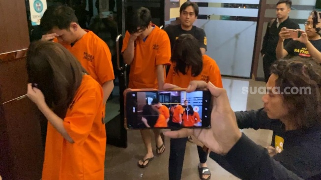 Enam selebgram, termasuk Chandrika Chika ditangkap atas penyalahgunaan narkoba di Mapolres Metro Jakarta Selatan, Selasa (23/4/2024) [Suara.com/Adiyoga Priyambodo]
